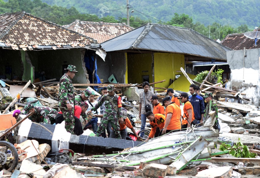 Tim Siaga Bencana Kementerian Esdm Evakuasi Korban Bencana Tsunami Selat Sunda Berita 