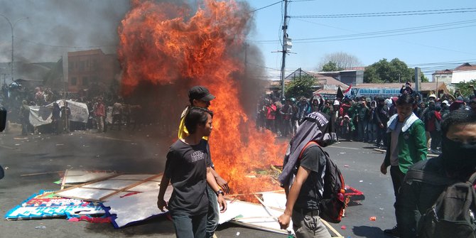 Demo Mahasiswa UNM Makassar Ricuh, Ada Sekelompok Orang Tak Dikenal Serang Demonstran