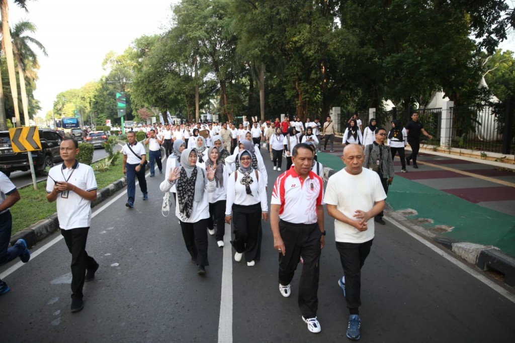 Menpora Bersama Puluhan Ribu Peserta Ramaikan Jalan Sehat Keluarga Hari