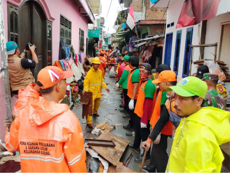 550 Petugas Gabungan Bersihkan Sampah di Semanan - detak.co