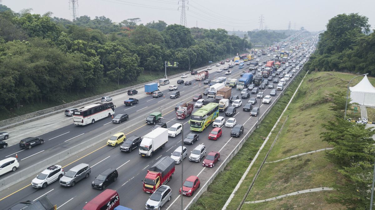 27 903 Kendaraan Tinggalkan Jakarta Melalui Tol Cikampek Utama Arah