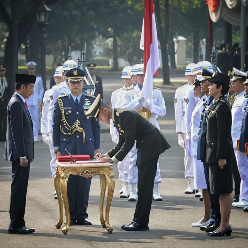 Presiden Jokowi Lantik 724 Perwira TNI Dan Polri Di Istana Merdeka ...