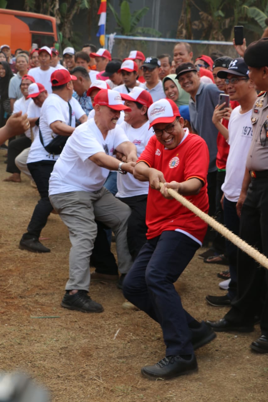 Ikut Lomba Tarik Tambang Anies Berharap Warga Jaga Tradisi Perayaan