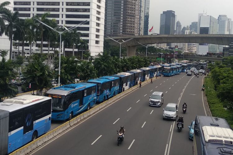 Ada Aksi Demo, Beberapa Rute Transjakarta Dialihkan Sementara - Detak.co