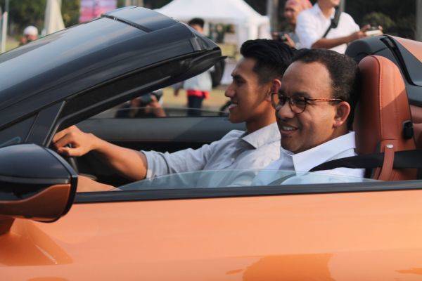 Hasil gambar untuk foto anies naik kendaraan listrik