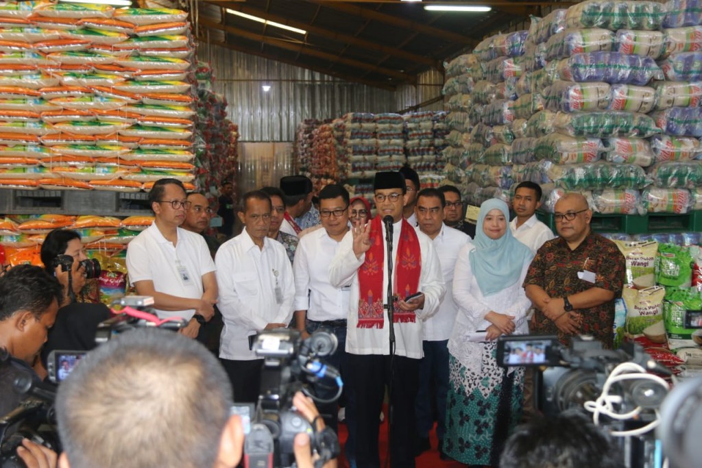 Tinjau Gudang Komoditas Pangan Jakarta, Anies Pastikan Stok Aman Jelang ...