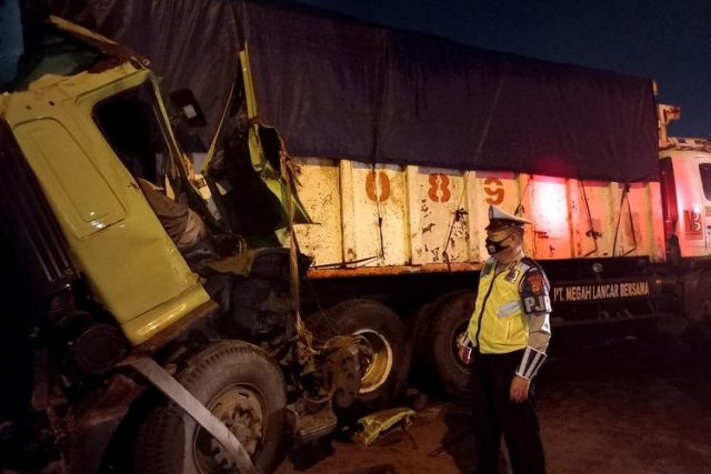 Dua Truk Tabrakan Di Tol JORR Arah Cakung, Satu Orang Tewas - Detak.co