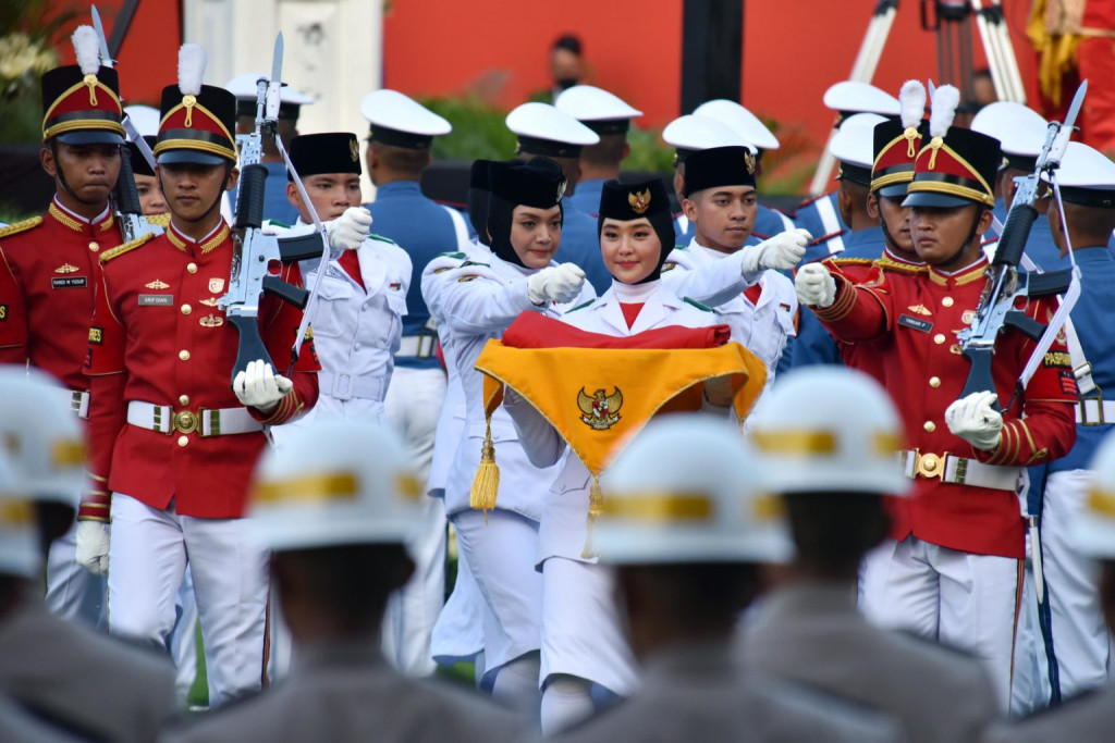 Tim Pancasila Sakti Bertugas Pada Upacara Penurunan Bendera Sang Merah ...