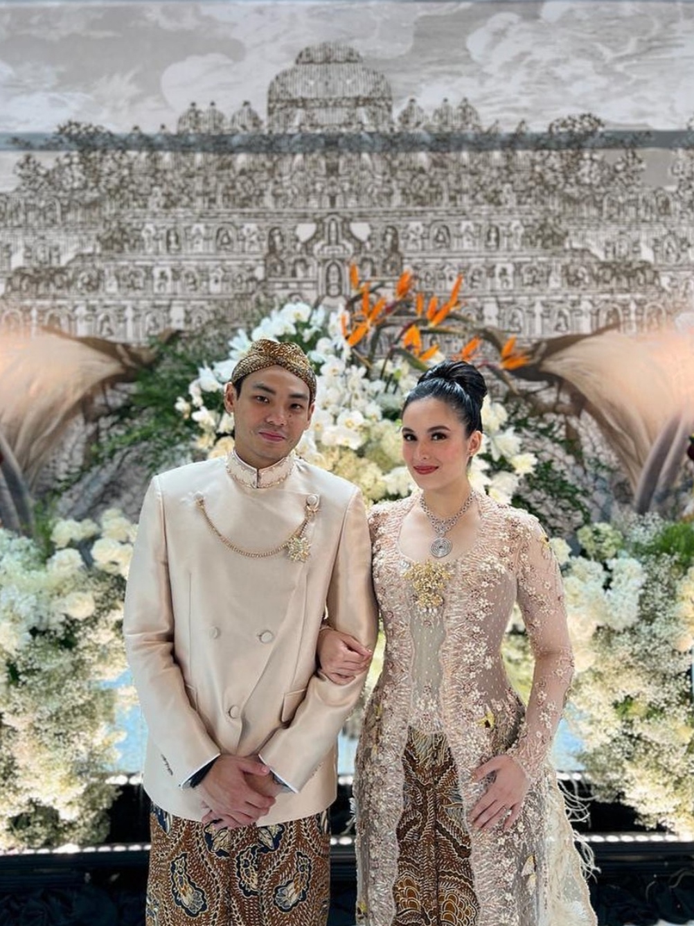 Berbalut Busana Jawa, Chelsea Islan Resmi Tunangan dengan Rob Clinton