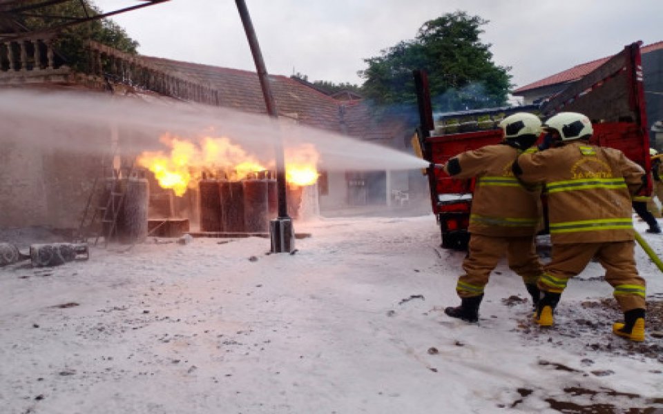 Kebakaran Tempat Usaha Gas Elpiji di Pondok Kelapa Berhasil Dipadamkan
