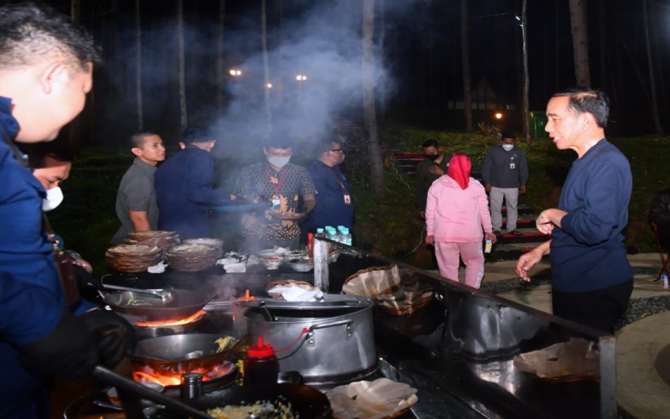 Momen Jokowi bersama Para Menteri Makan Nasi Goreng hingga Mi Godog di Tengah Alam IKN