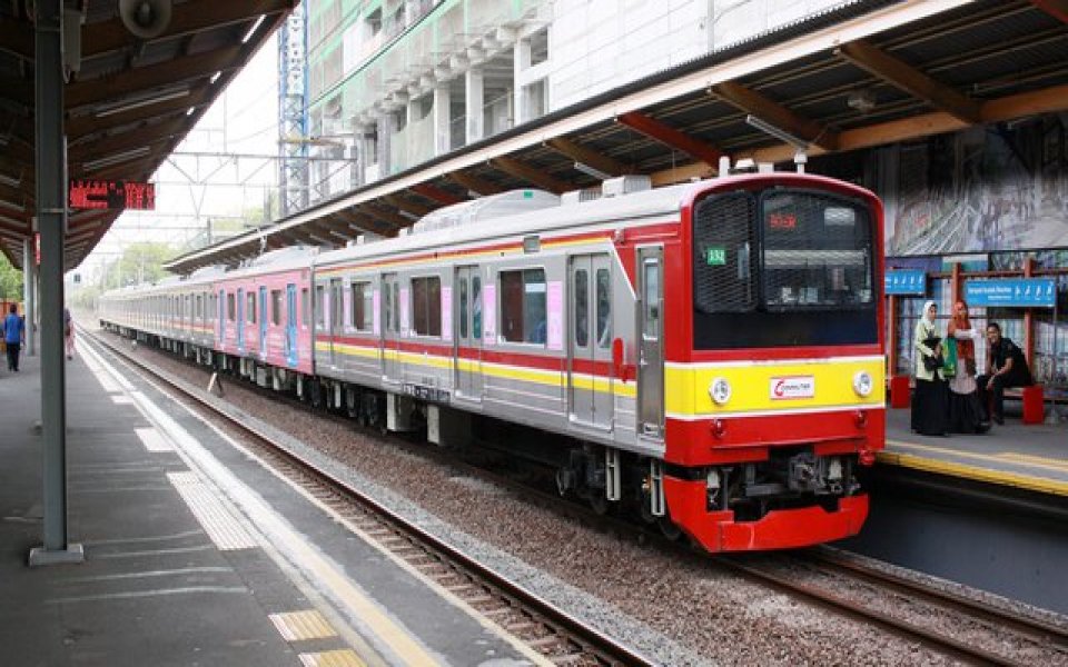 Rel Kereta Api di Stasiun Cawang Patah, Perjalanan KRL Alami Gangguan