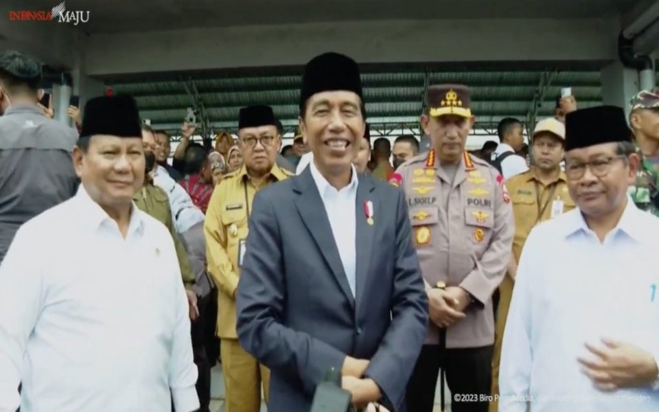 Jokowi Cek Harga Kebutuhan Pokok di Pasar Tabalong