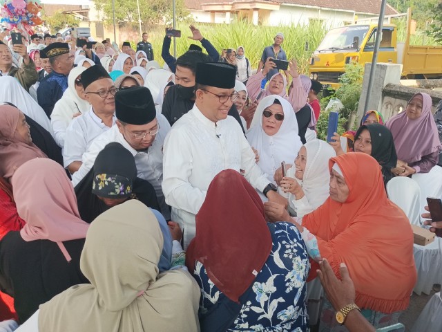 Kunjungi Ponpes di Malang, Anies Jadi Rebutan Swafoto Ibu-Ibu
