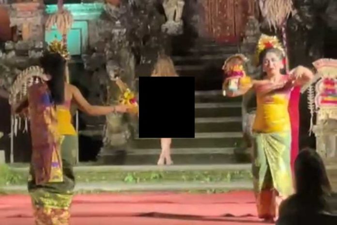 Kronologi Bule Jerman Telanjang Bulat saat Pementasan Tari Bali