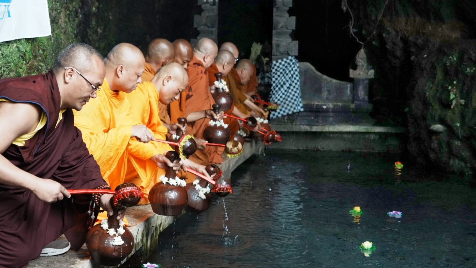 Pengambilan Api Dharma dan Air Berkah Buka Ritual Waisak 2567 BE