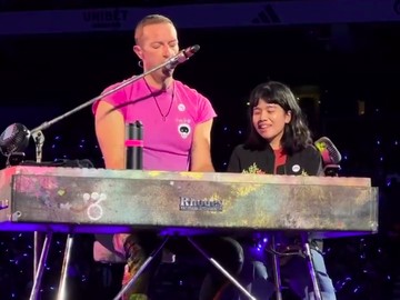 Chris Martin Ajak Fans Indonesia Naik ke Atas Panggung Konser