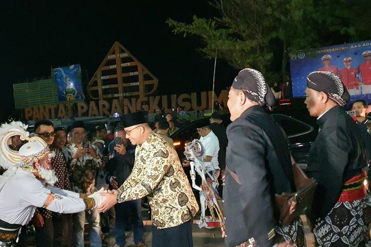 Malam 1 Suro, Anies Nonton Wayang Kulit di Pantai Parangkusumo