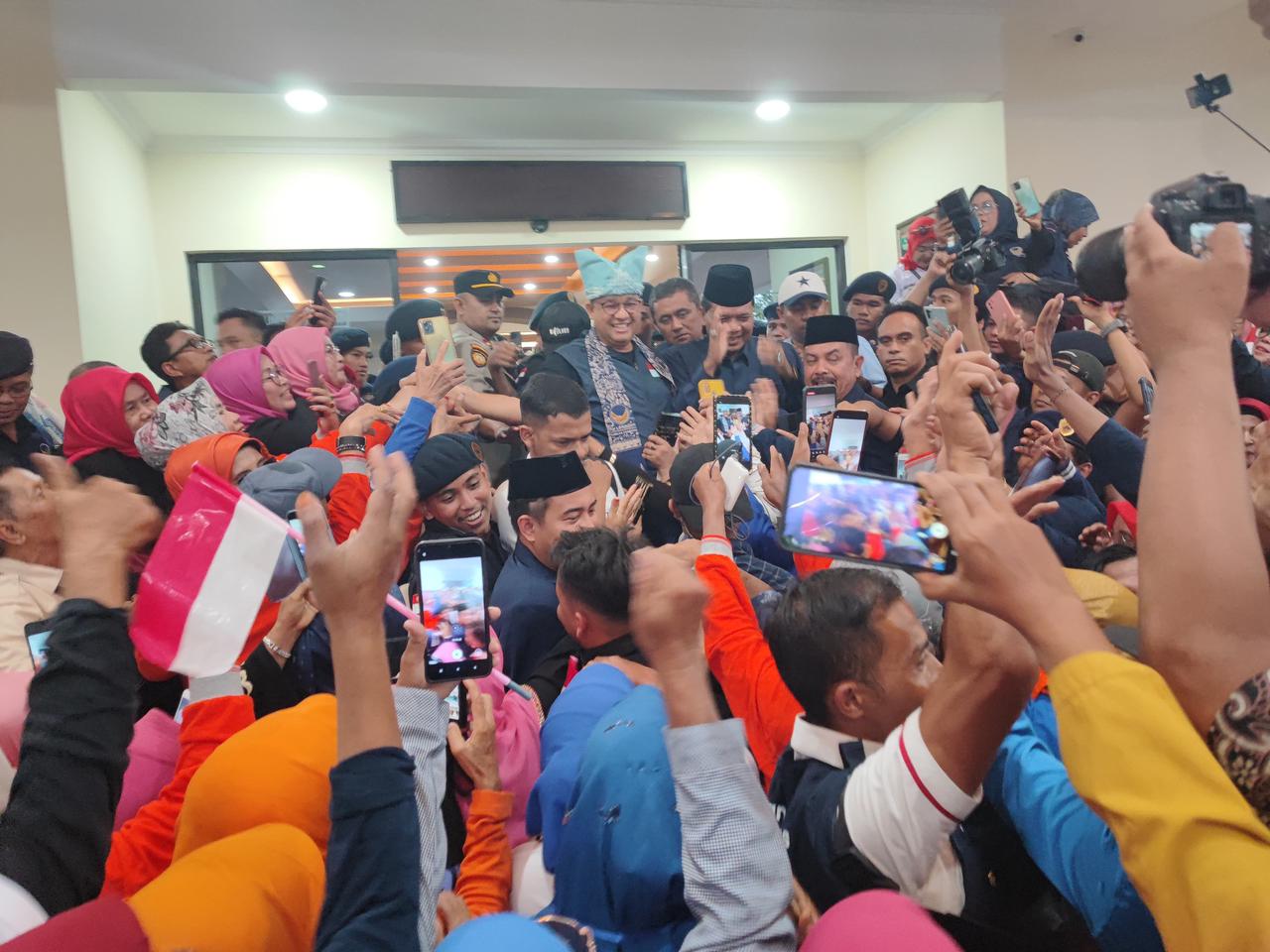 Tiba di Sumbar, Anies Baswedan Disambut Antusias Warga