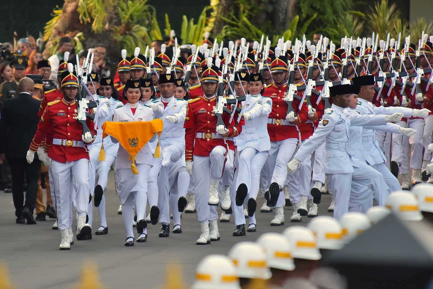 Tim Indonesia Jaya Bertugas pada Upacara Penurunan Bendera Sang Merah Putih di Istana Merdeka