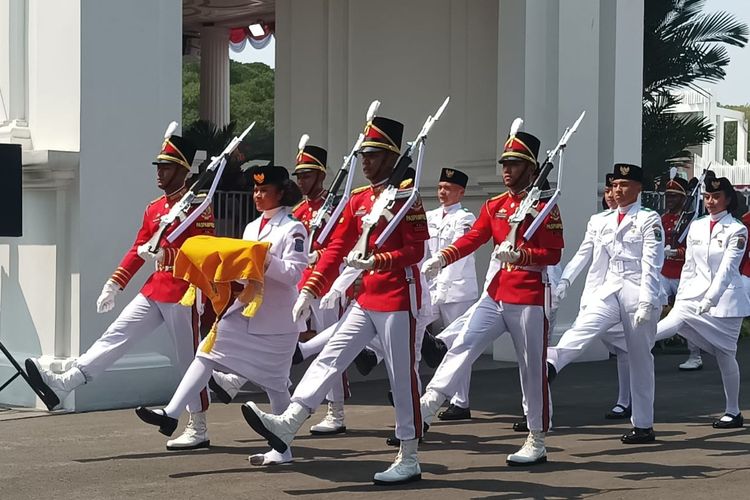 Cerita Lilly Wenda soal Insiden Sepatu Copot Saat Bawa Baki Bendera di Istana