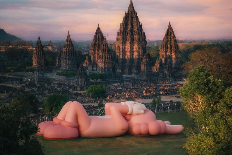 Patung Raksasa KAWS Rebahan di Candi Prambanan