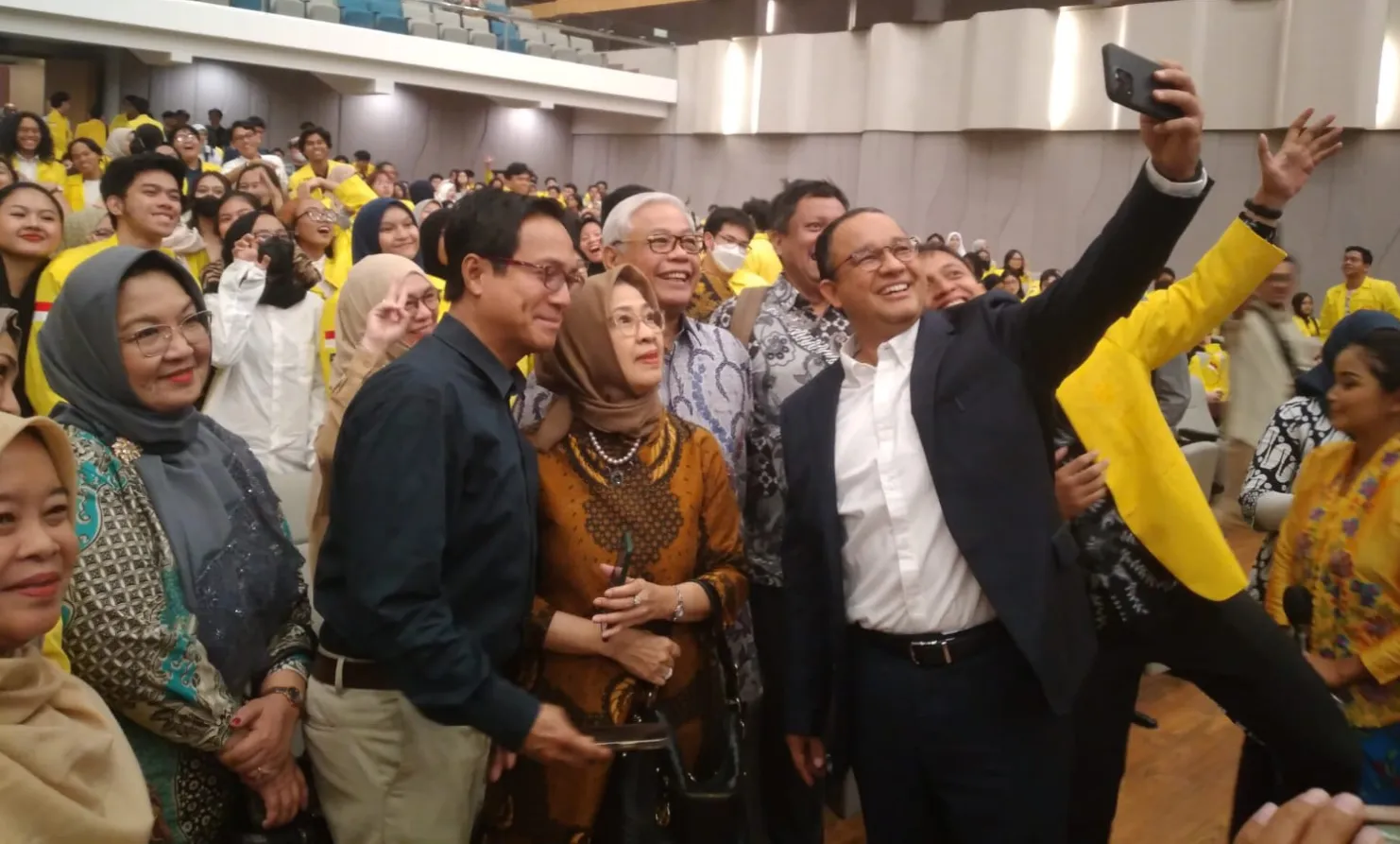 Momen Anies Baswedan Disambut Antusias Mahasiswa UI