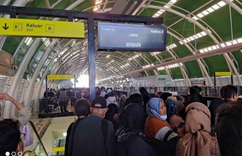 LRT Jabodebek Alami Gangguan, Penumpang Diturunkan di Stasiun Cikunir