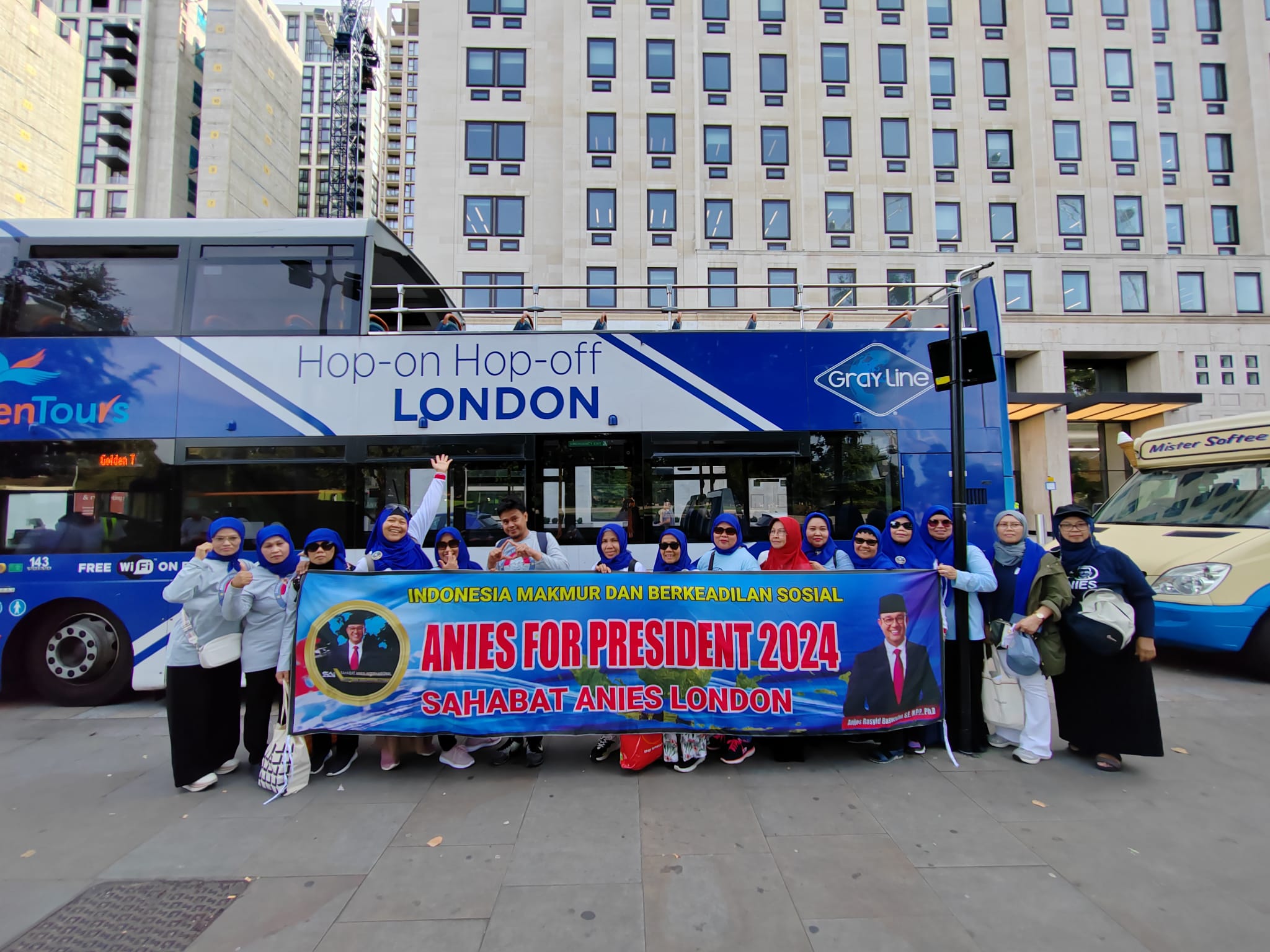 Relawan Anies di London Adakan Tour Keliling dengan Bus Kenalkan Anies