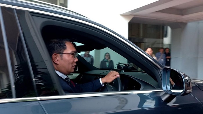 Hadiri Pelantikan Pj Gubernur Jabar, Ridwan Kamil Bawa Mobil Sendiri ke Kemendagri
