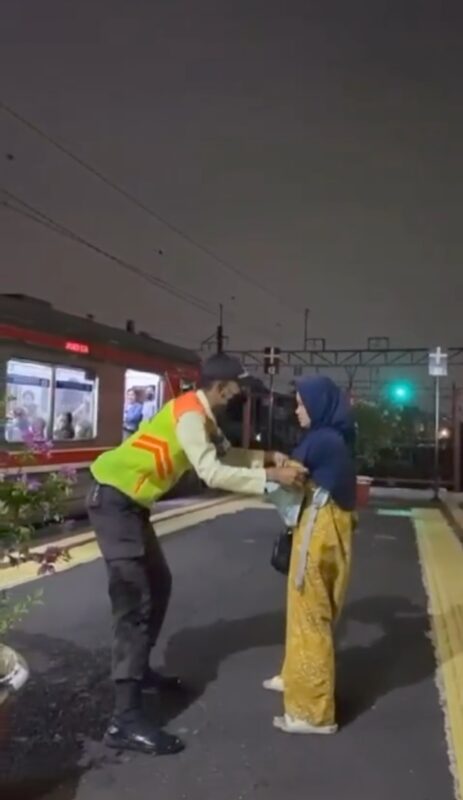 Viral Seorang Ibu Nyaris Lempar Anak ke Rel Diduga Baby Blues, Ini Kata KAI