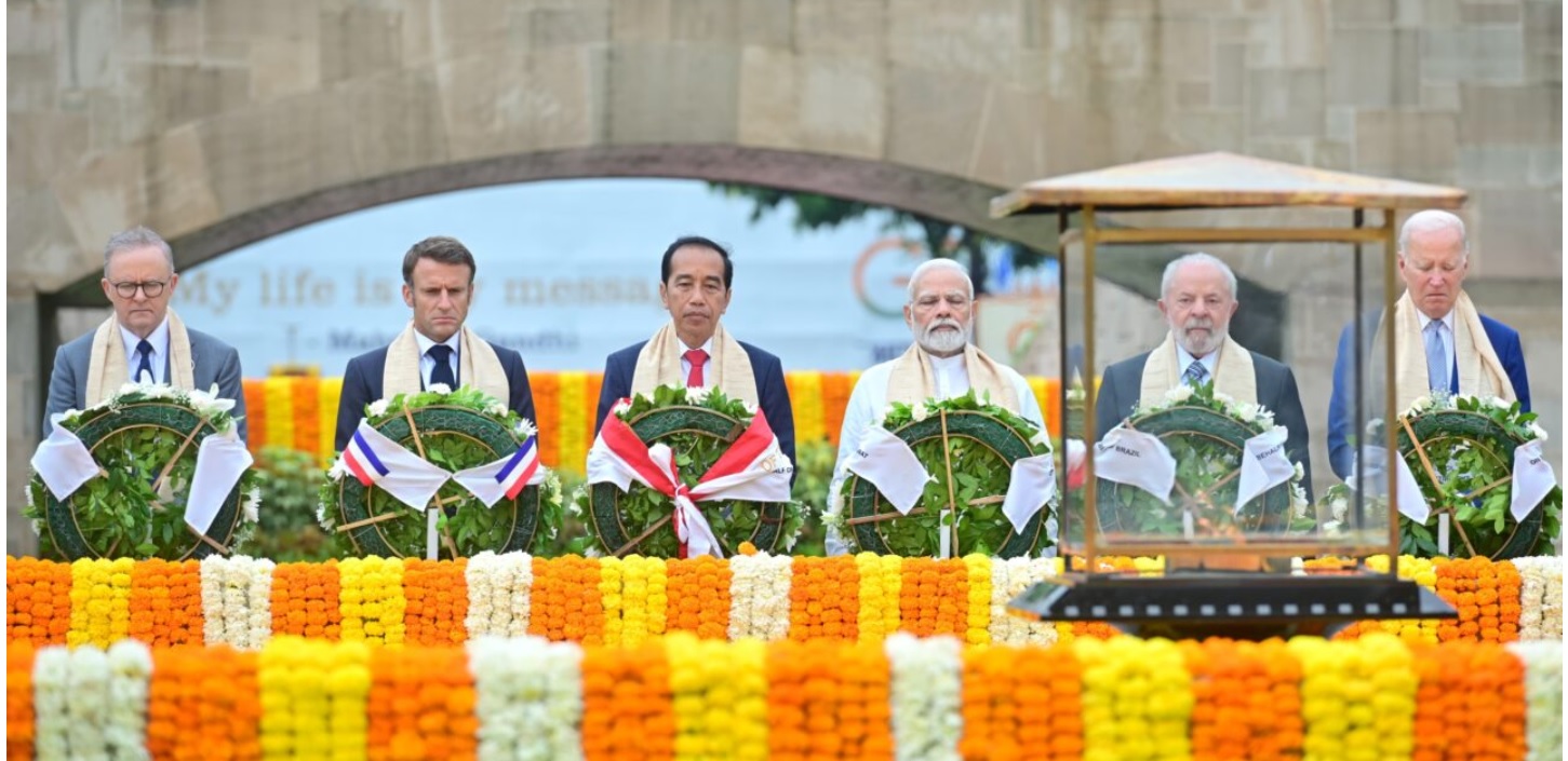 Pagi Hari di New Delhi, Presiden Jokowi Beri Penghormatan di Mahatma Gandhi Samadhi