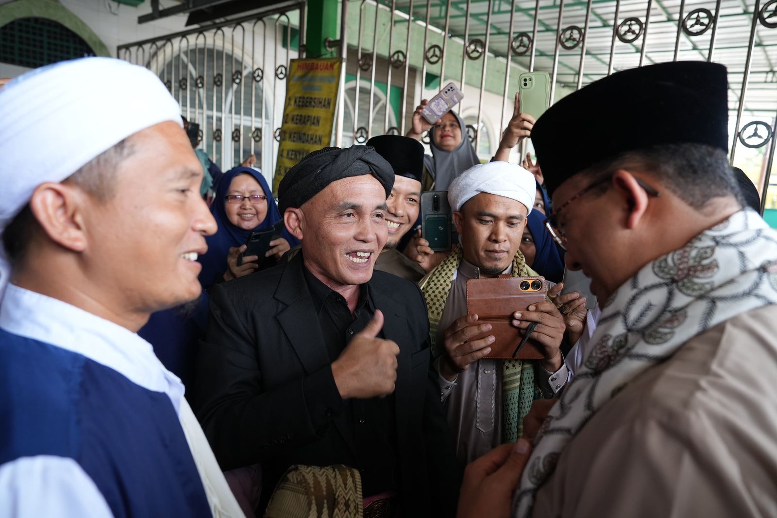 Ziarah ke Makam Kyai Marogan Palembang, Anies Perkuat Silaturahmi dengan Para Zuriat