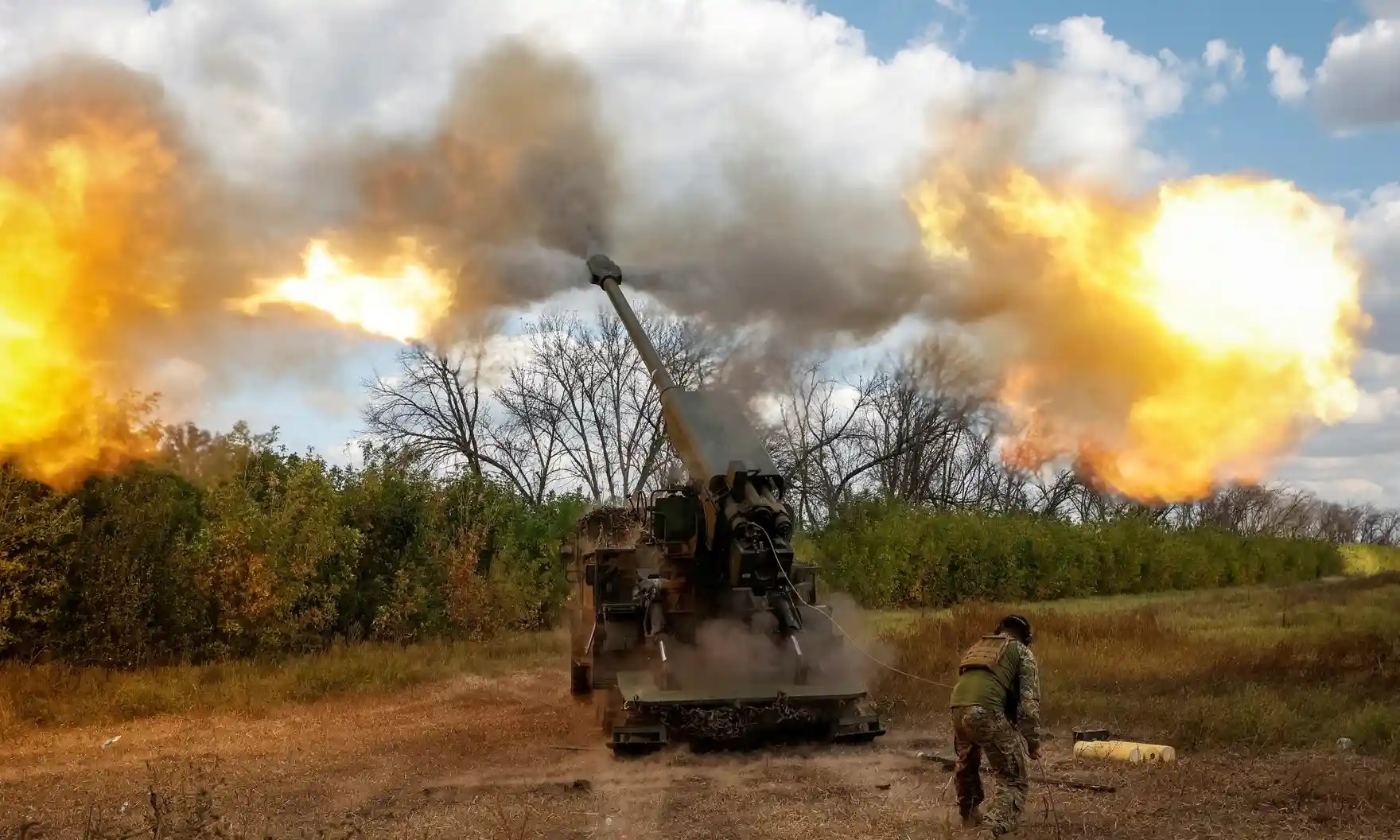Menembakkan Howitzer Self-propelled 2S22 Bohdana