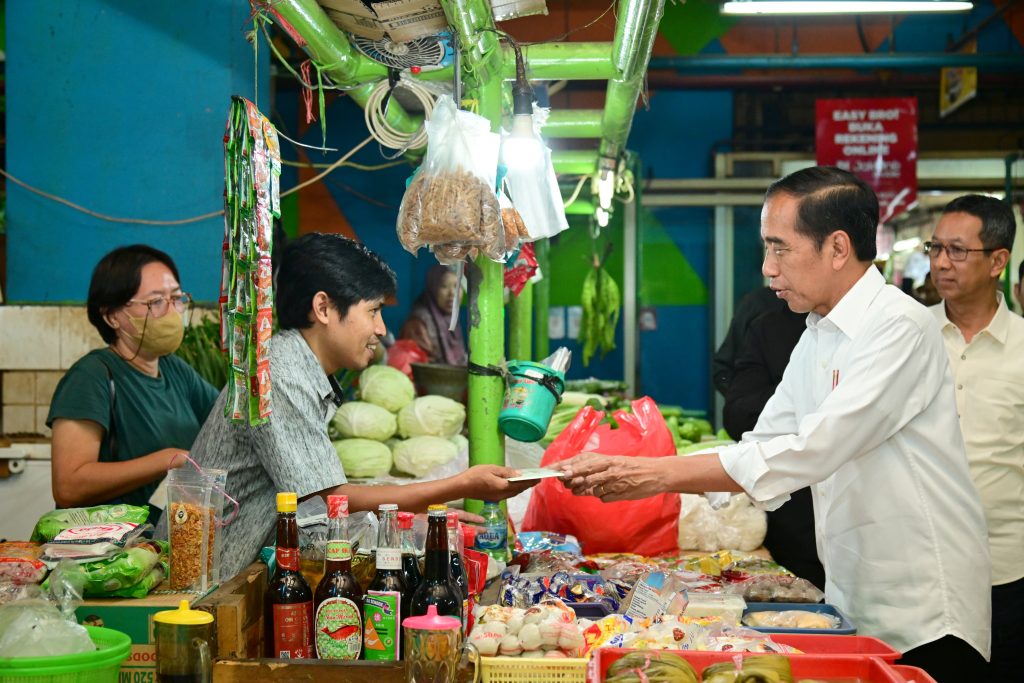 Presiden Jokowi Tinjau Harga Komoditas Pangan di Pasar Jatinegara