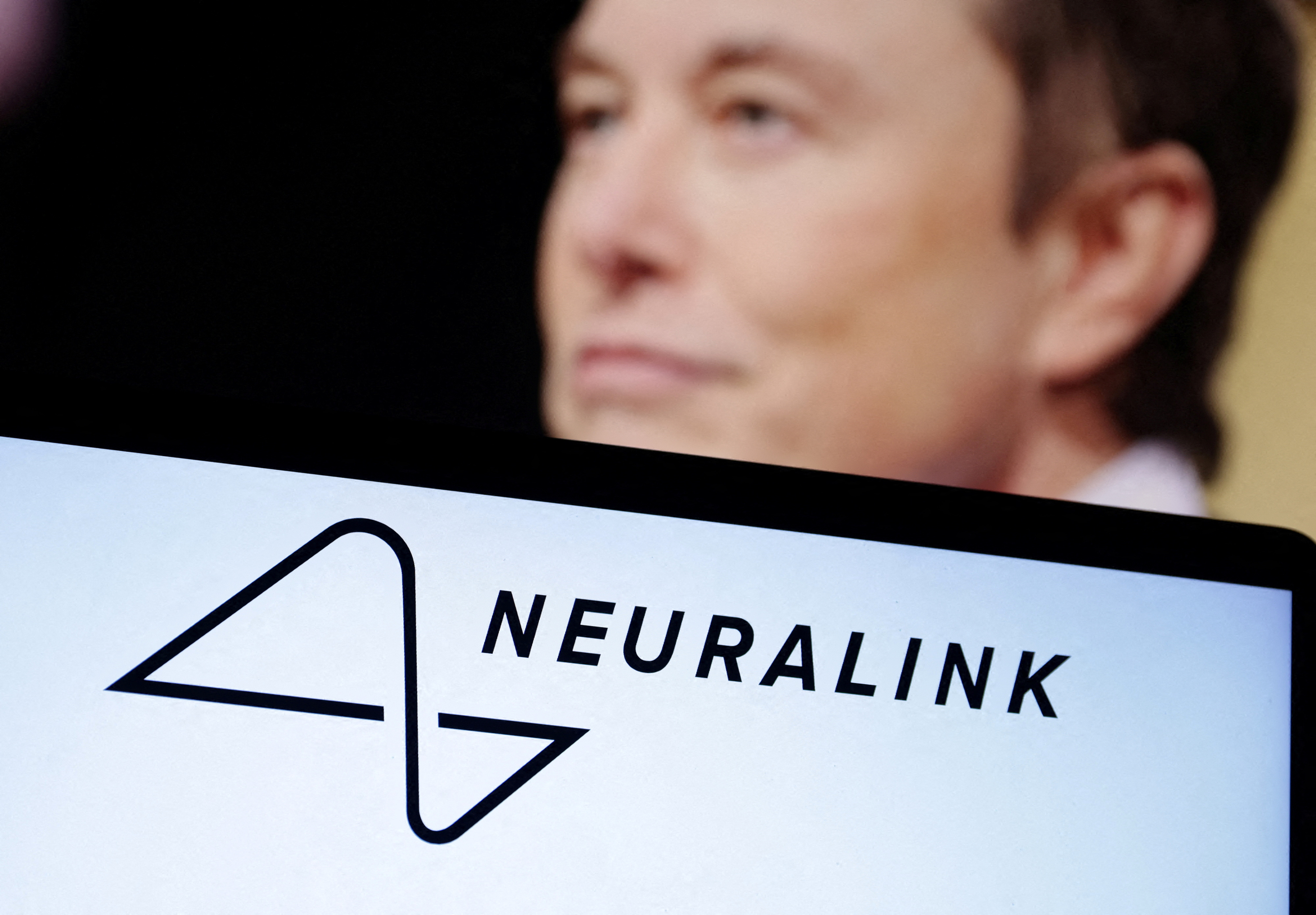 Elon Musk Uji Coba Tanam Chip Pertama ke Otak Manusia