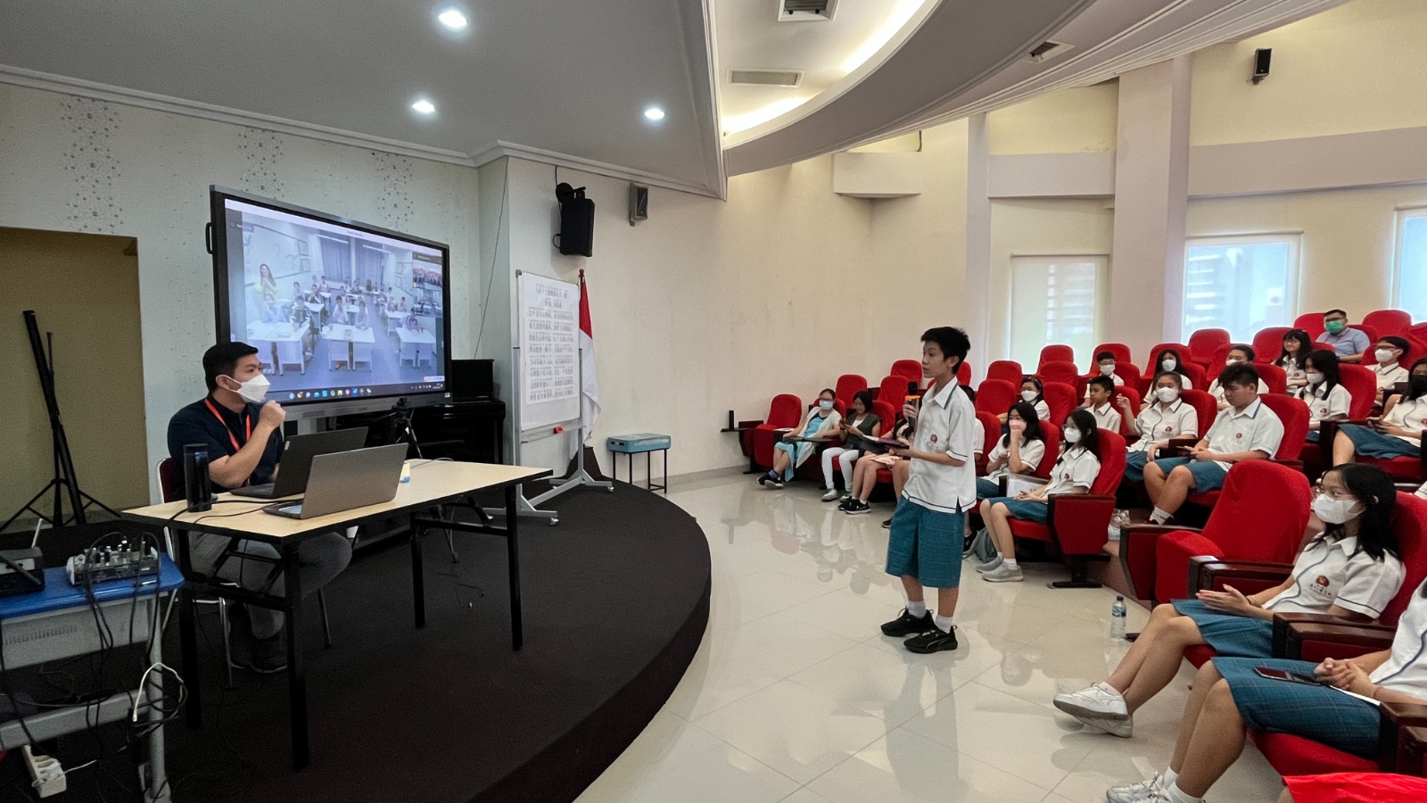 SMP Xin Zhong Surabaya dan SMP Bashu Tiongkok Rayakan Festival Kue Bulan Bersama