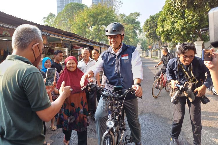 Naik Sepeda, Anies Cek Kesehatan di RS Fatmawati