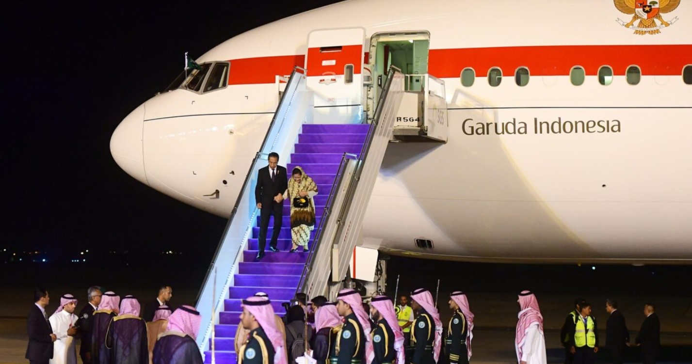 Dari RRT, Presiden Jokowi dan Ibu Iriana Tiba di Riyadh