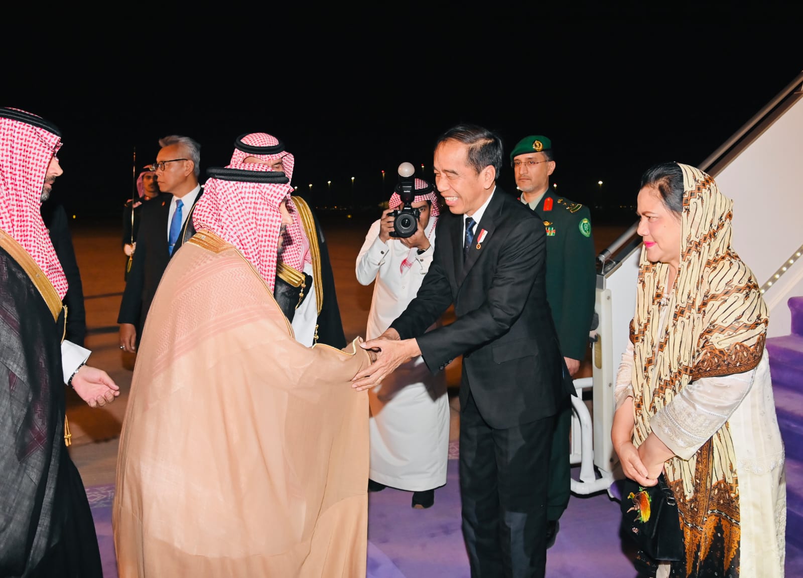 Dari RRT, Presiden Jokowi dan Ibu Iriana Tiba di Riyadh
