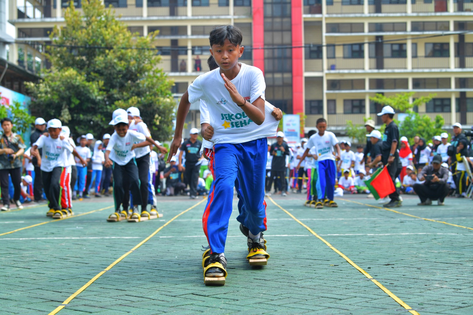 Kampanye Sekolah Sehat, Kemendikbudristek Ajak 300 Siswa Bermain Permainan Tradisional di Surabaya