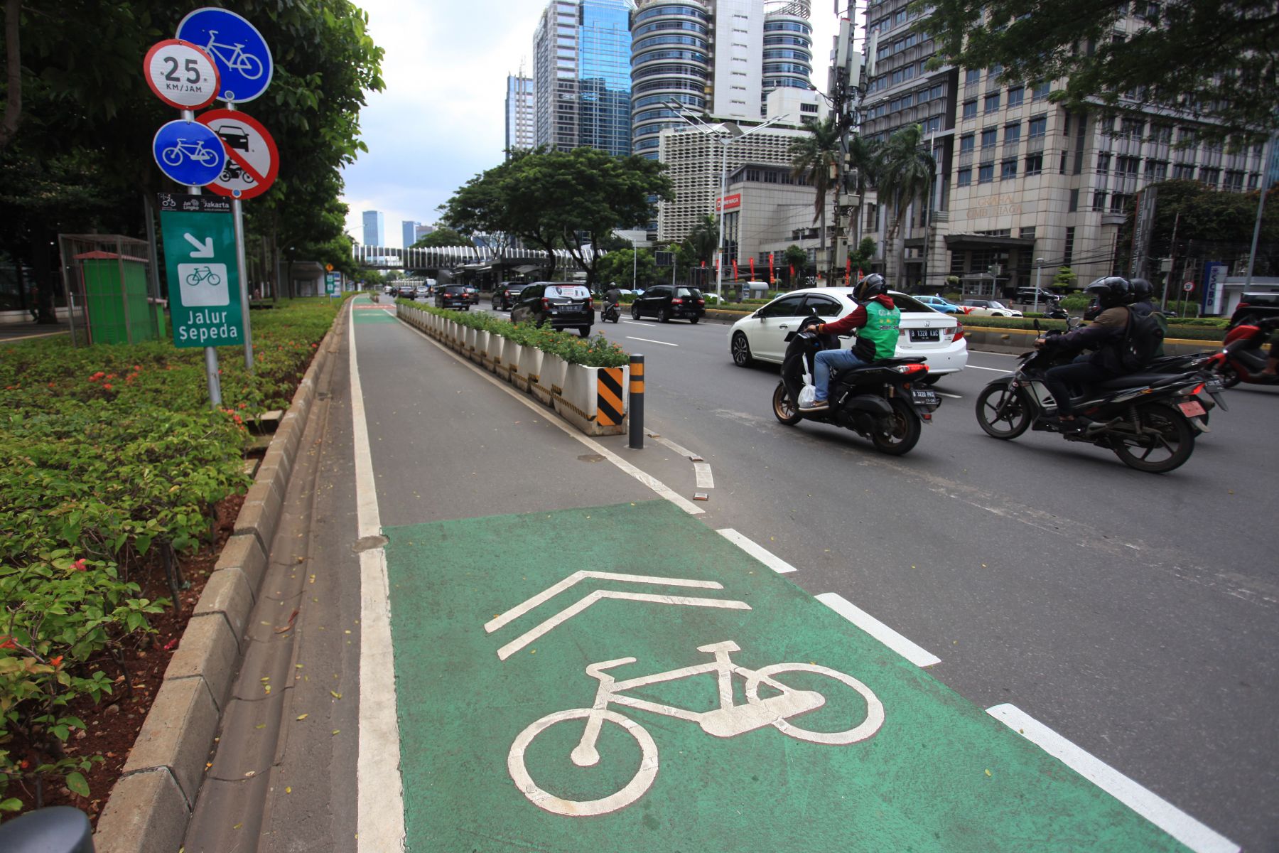 Dukung Keamanan dan Kenyamanan, Pemprov DKI Lakukan Pemeliharaan Jalur Sepeda