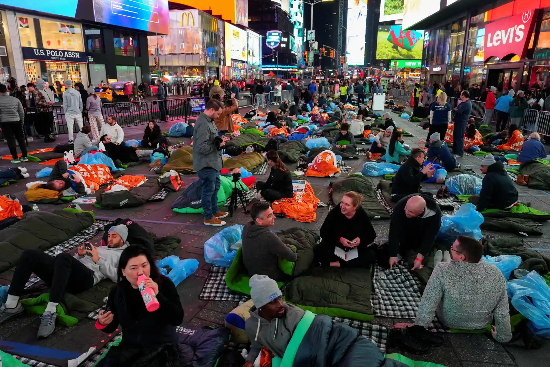 Soroti Masalah Tunawisma, Tidur di Times Square New York