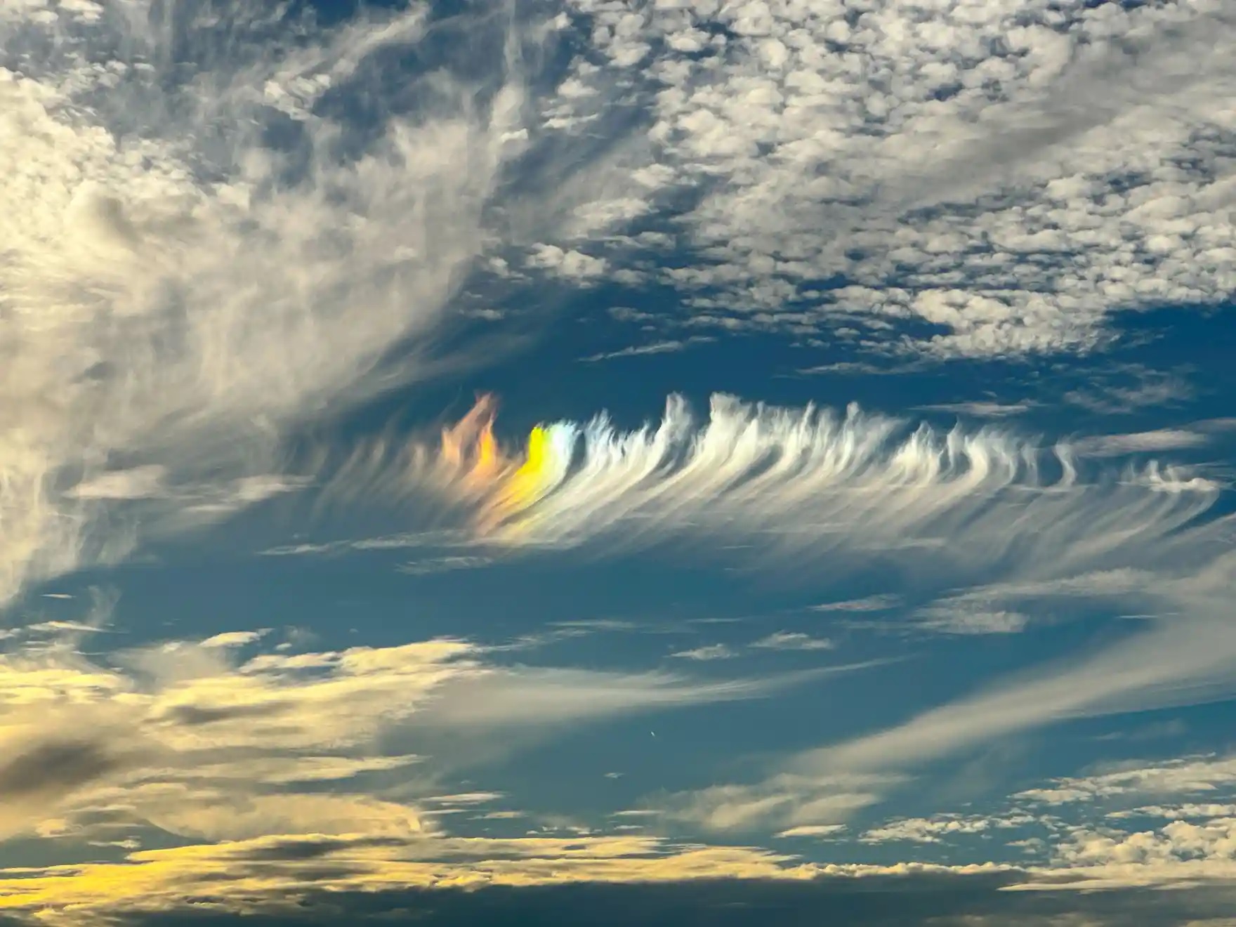 Awan Pelangi yang Tidak Biasa