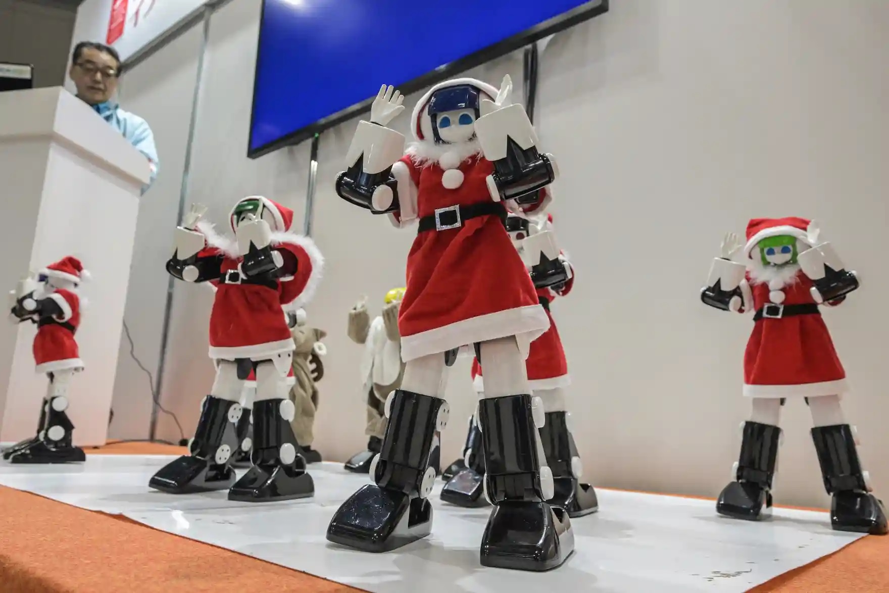 Robot Berkostum Natal
