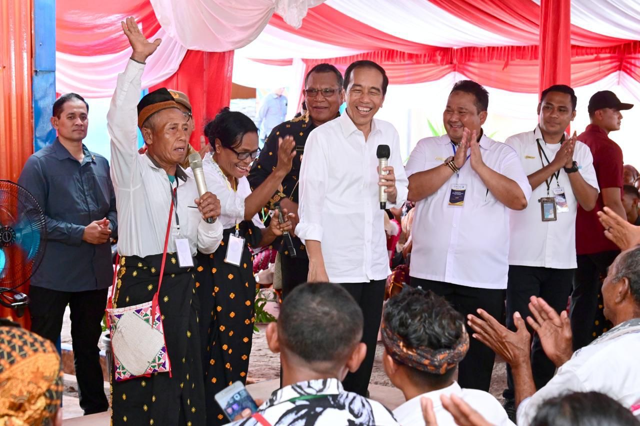 Jokowi Cek Stok Beras dan Bagikan Bantuan Pangan CBP di Kabupaten Nagekeo