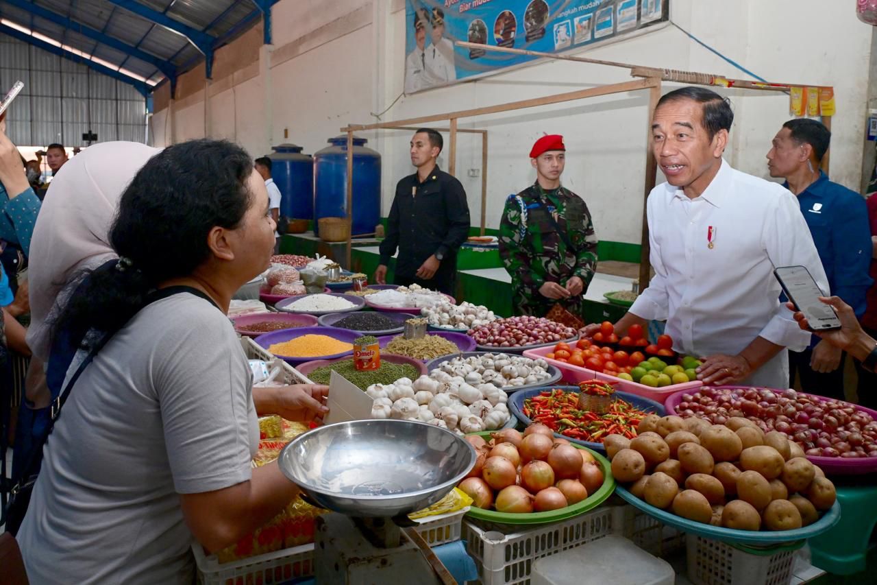 Kunjungi Pasar Oebobo, Jokowi Sapa Masyarakat dan Cek Harga Kebutuhan Pokok