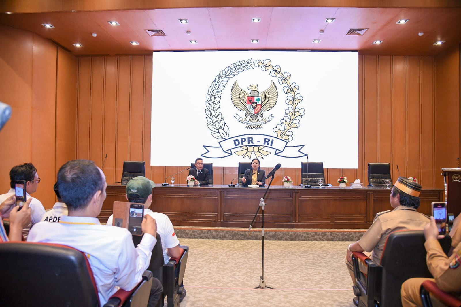 Terima Perwakilan Massa Demo, Puan Tegaskan DPR Komitmen Bahas RUU Desa
