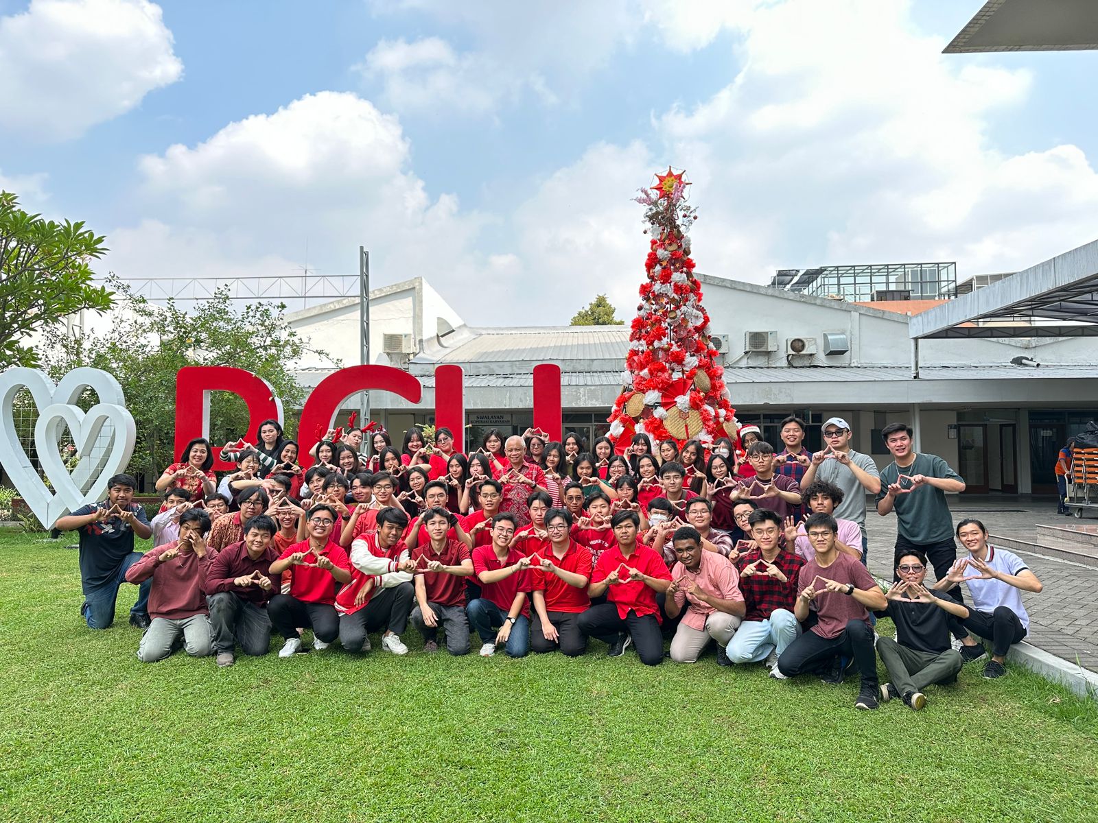 Meriahkan Natal 2023, Tampilkan Nuansa Chinese Ornament di Petra Christian University Surabaya