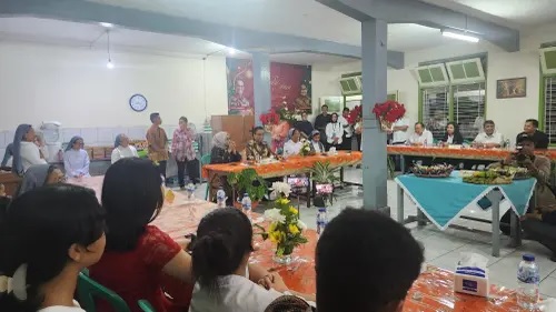 Anies Berbagi Sukacita Malam Natal Bersama Anak Panti Asuhan Katolik Santo Thomas Ungaran
